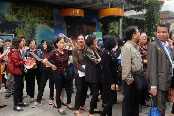 Người dân xếp hàng vài tiếng đồng hồ săn vé du lịch 0 đồng, vé máy bay miễn phí