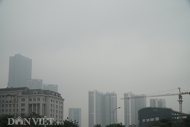 ẢNH: Nhiều tòa nhà ở Hà Nội chìm trong sương mù do ô nhiễm