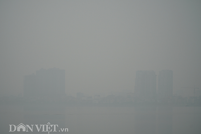ẢNH: Nhiều tòa nhà ở Hà Nội chìm trong sương mù do ô nhiễm