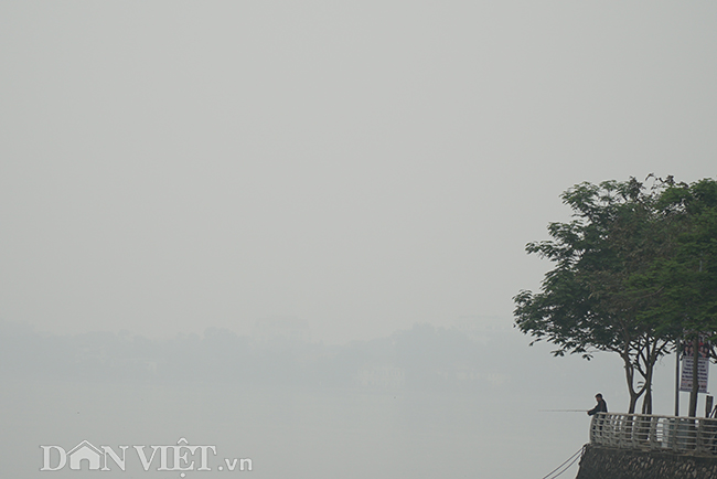 ẢNH: Nhiều tòa nhà ở Hà Nội chìm trong sương mù do ô nhiễm