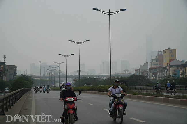 ẢNH: Nhiều tòa nhà ở Hà Nội chìm trong sương mù do ô nhiễm