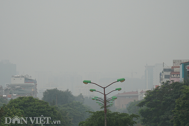 ẢNH: Nhiều tòa nhà ở Hà Nội chìm trong sương mù do ô nhiễm