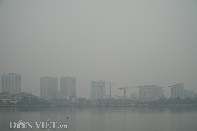 ẢNH: Nhiều tòa nhà ở Hà Nội chìm trong sương mù do ô nhiễm