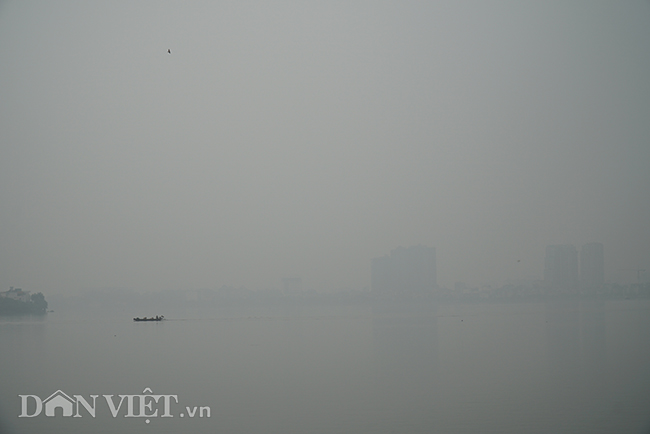 ẢNH: Nhiều tòa nhà ở Hà Nội chìm trong sương mù do ô nhiễm