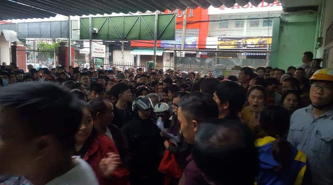 Video ảnh: Hàng nghìn người Đà Nẵng vạ vật, la hét, giành giật như tranh ấn đền Trần chờ tiêm vắc xin cho con