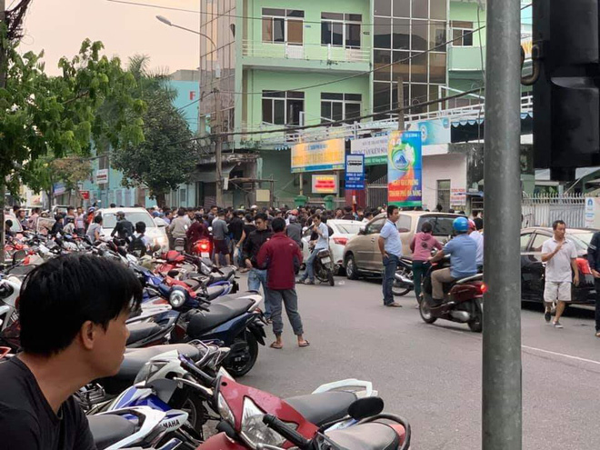 Video ảnh: Hàng nghìn người Đà Nẵng vạ vật, la hét, giành giật như tranh ấn đền Trần chờ tiêm vắc xin cho con