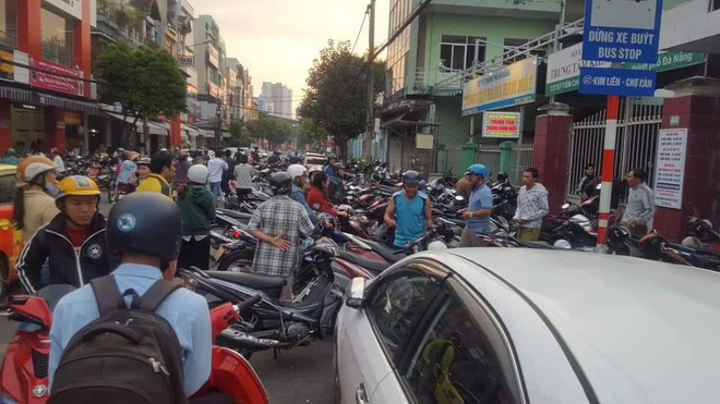 Video ảnh: Hàng nghìn người Đà Nẵng vạ vật, la hét, giành giật như tranh ấn đền Trần chờ tiêm vắc xin cho con