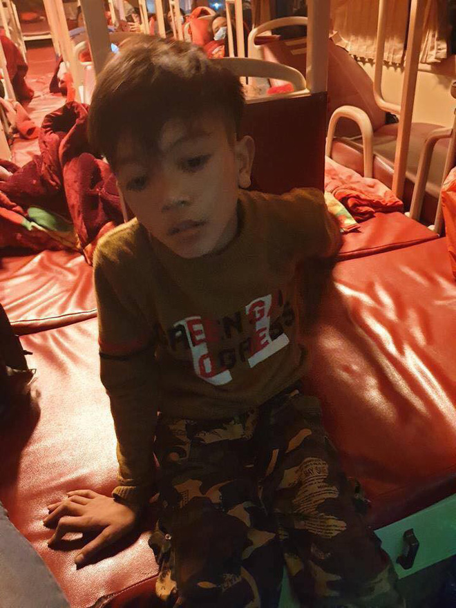 Mẹ bật khóc vì con trai 13 tuổi đạp xe không phanh vượt 100km từ Sơn La tới Hà Nội thăm em bị ốm: May mắn là con không sao...