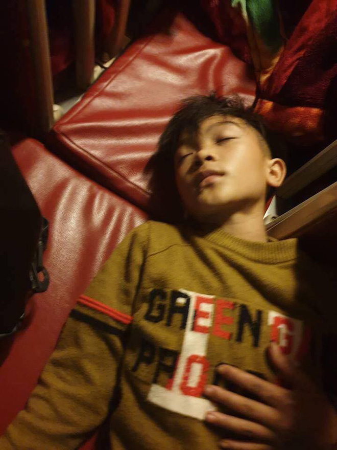 Mẹ bật khóc vì con trai 13 tuổi đạp xe không phanh vượt 100km từ Sơn La tới Hà Nội thăm em bị ốm: May mắn là con không sao...