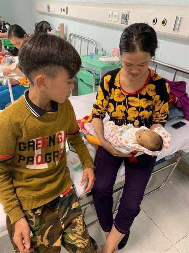 Mẹ bật khóc vì con trai 13 tuổi đạp xe không phanh vượt 100km từ Sơn La tới Hà Nội thăm em bị ốm: May mắn là con không sao...