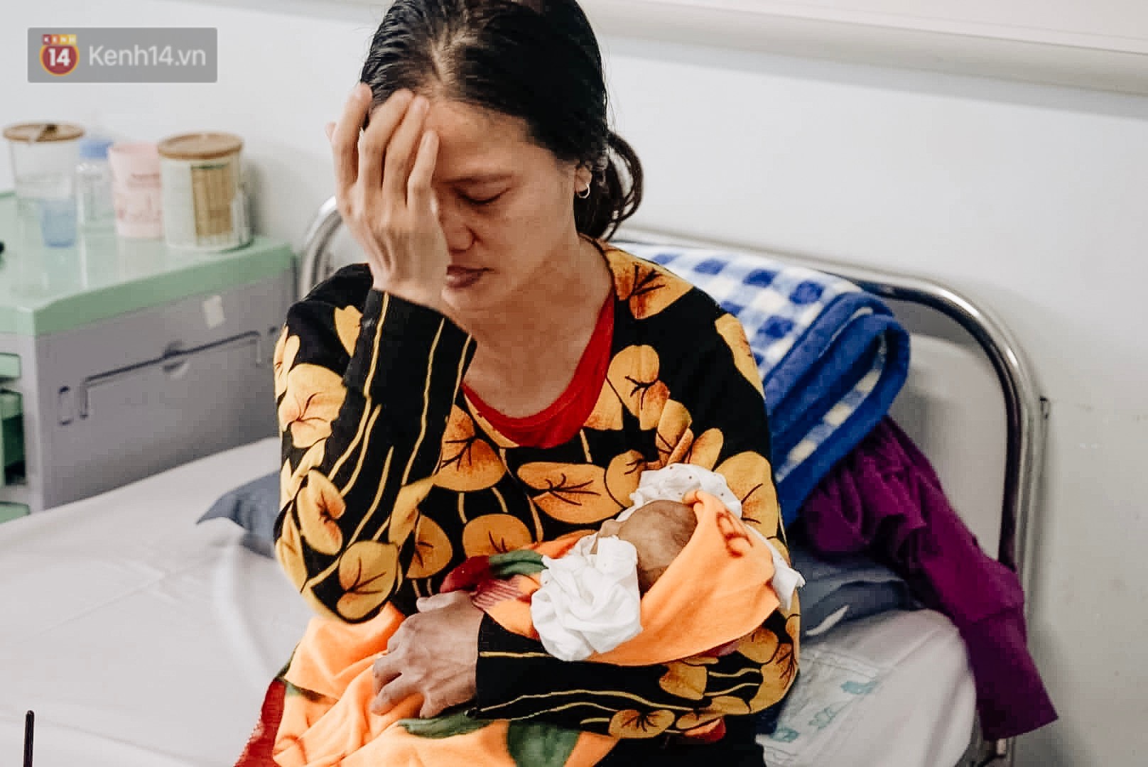 Mẹ bật khóc vì con trai 13 tuổi đạp xe không phanh vượt 100km từ Sơn La tới Hà Nội thăm em bị ốm: May mắn là con không sao...