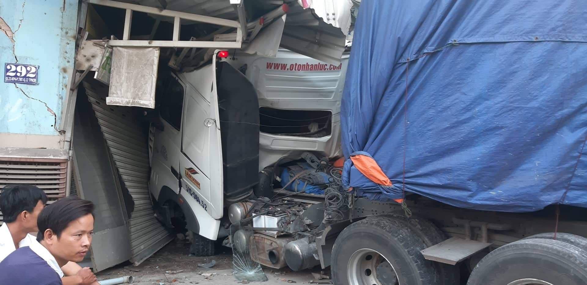 TP. HCM: Xe container lao vào nhà dân, 6 người trong gia đình thoát chết trong gang tấc