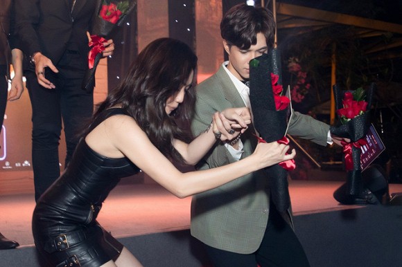 Khoảnh khắc gây chú ý: Anh Tú vội vàng đỡ Diệu Nhi suýt té ngã sau thời gian dài từ chối nói về nhau