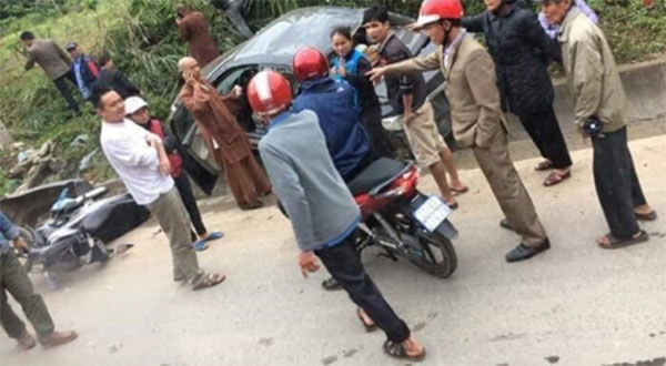 Thầy chùa chạy Toyota Altis với tốc độ cao, lộn nhiều vòng