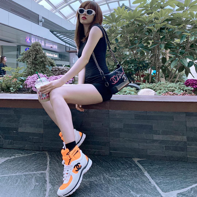 Nên gọi Thiều Bảo Trâm là cô gái thông minh, biết mix đồ khoe dáng chuẩn mà không hề phản cảm, phô phang