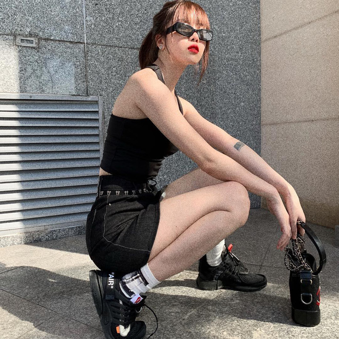 Nên gọi Thiều Bảo Trâm là cô gái thông minh, biết mix đồ khoe dáng chuẩn mà không hề phản cảm, phô phang