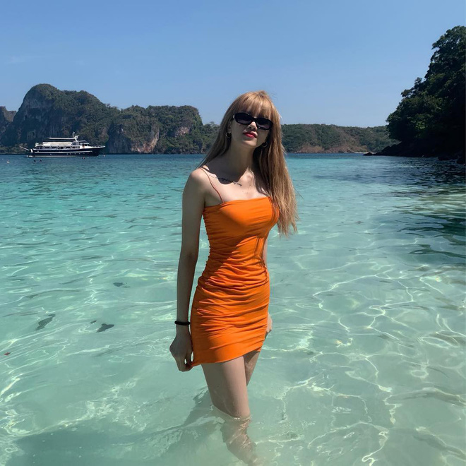 Nên gọi Thiều Bảo Trâm là cô gái thông minh, biết mix đồ khoe dáng chuẩn mà không hề phản cảm, phô phang