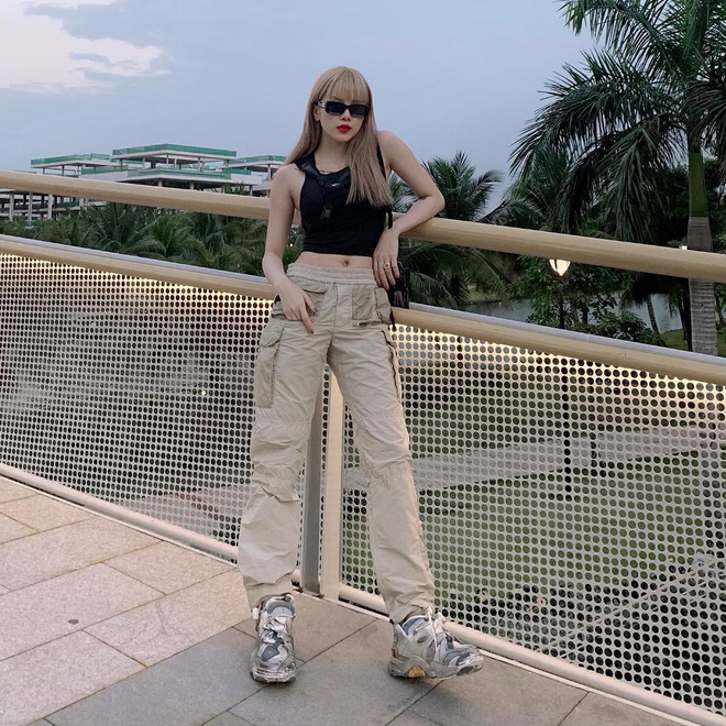 Nên gọi Thiều Bảo Trâm là cô gái thông minh, biết mix đồ khoe dáng chuẩn mà không hề phản cảm, phô phang