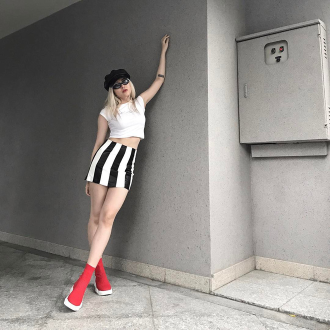 Nên gọi Thiều Bảo Trâm là cô gái thông minh, biết mix đồ khoe dáng chuẩn mà không hề phản cảm, phô phang