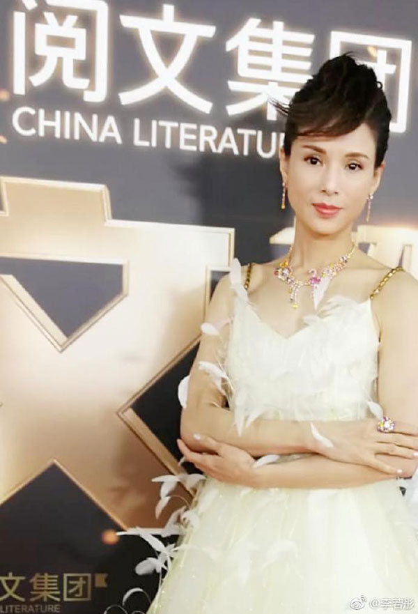 Diện đồ gợi cảm, Tiểu Long Nữ Lý Nhược Đồng khiến dân tình bấn loạn khi khoe vóc dáng nóng bỏng ở tuổi U50