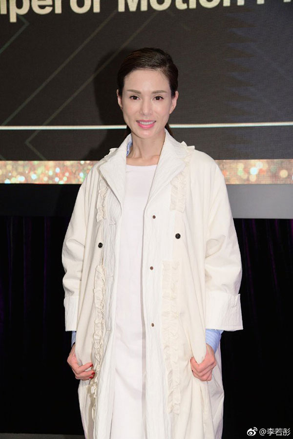 Diện đồ gợi cảm, Tiểu Long Nữ Lý Nhược Đồng khiến dân tình bấn loạn khi khoe vóc dáng nóng bỏng ở tuổi U50