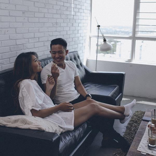 Yêu bằng tuổi là khi anh còn mải mê kiếm tiền, em đã hết thanh xuân để chờ đợi