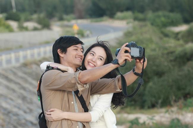 Yêu bằng tuổi là khi anh còn mải mê kiếm tiền, em đã hết thanh xuân để chờ đợi Yêu bằng tuổi là khi anh còn mải mê kiếm tiền, em đã hết thanh xuân để chờ đợi