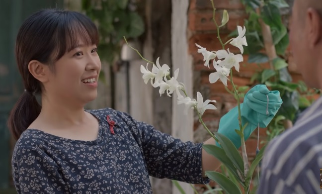 Những cô gái trong thành phố: Lâm tặng hoa cho Lan, Xuân nghi ngờ Tùng đang đâm sau lưng Những cô gái trong thành phố: Lâm tặng hoa cho Lan, Xuân nghi ngờ Tùng đang đâm sau lưng