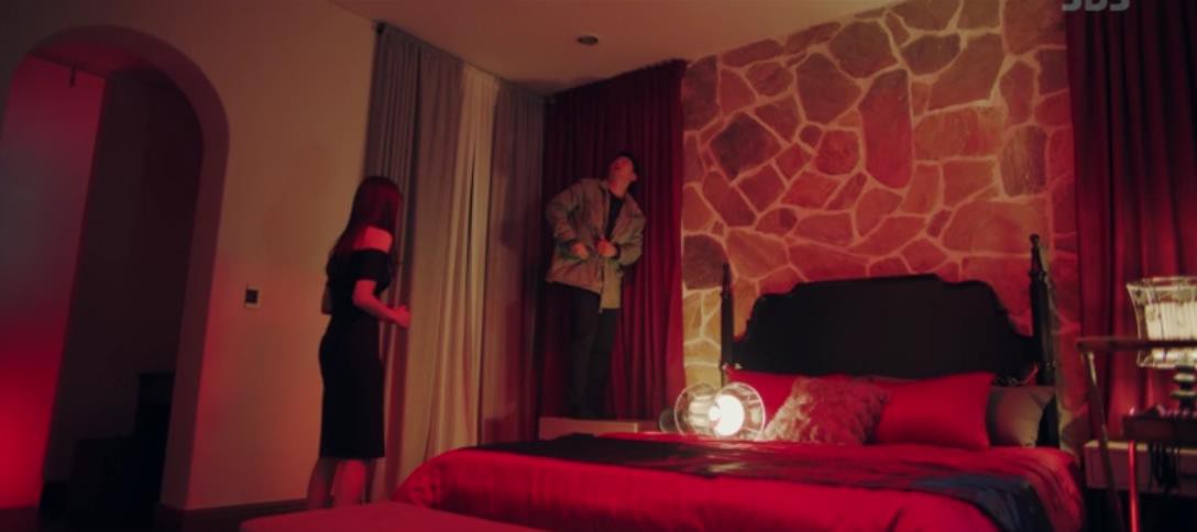 Seungri vừa bị buộc tội phát tán ảnh sex, phim bóc phốt showbiz đài SBS tung ngay tập dán mác 19+!