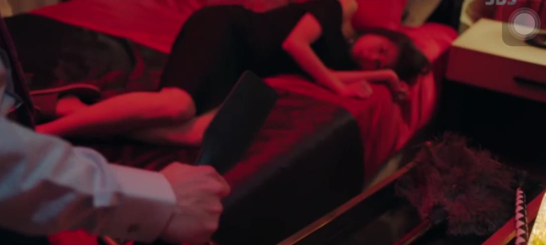 Seungri vừa bị buộc tội phát tán ảnh sex, phim bóc phốt showbiz đài SBS tung ngay tập dán mác 19+!