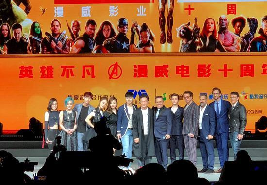 Từ vụ Chân Tử Đan bị kỳ thị đến bê bối giành chỗ ở showbiz Hoa ngữ