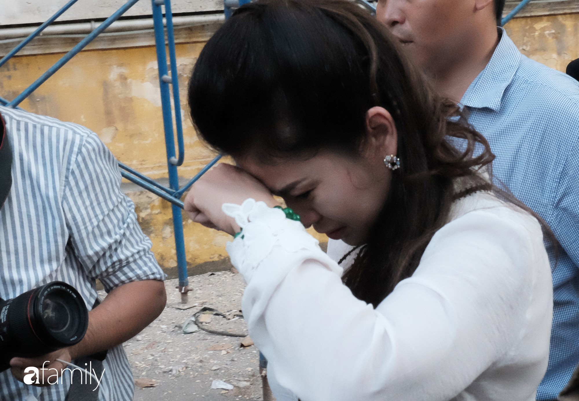 Sự im lặng trong nước mắt của bà Thảo và câu nói duy nhất của ông Vũ: Người 60 liệu có được hơn kẻ 40