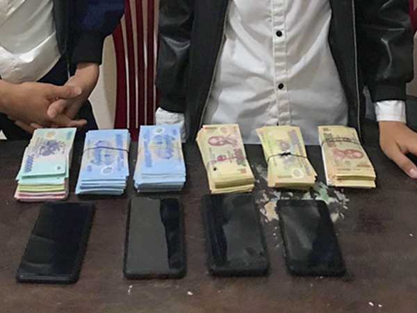 Đạo chích nhí mua điện thoại bằng tiền ăn trộm hòm công đức