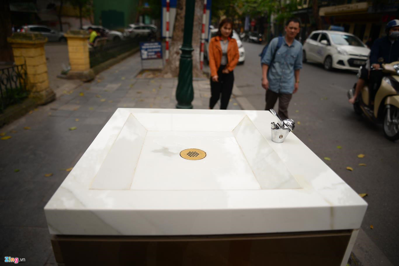 Hà Nội lắp vòi uống nước sạch miễn phí cho người dân, du khách