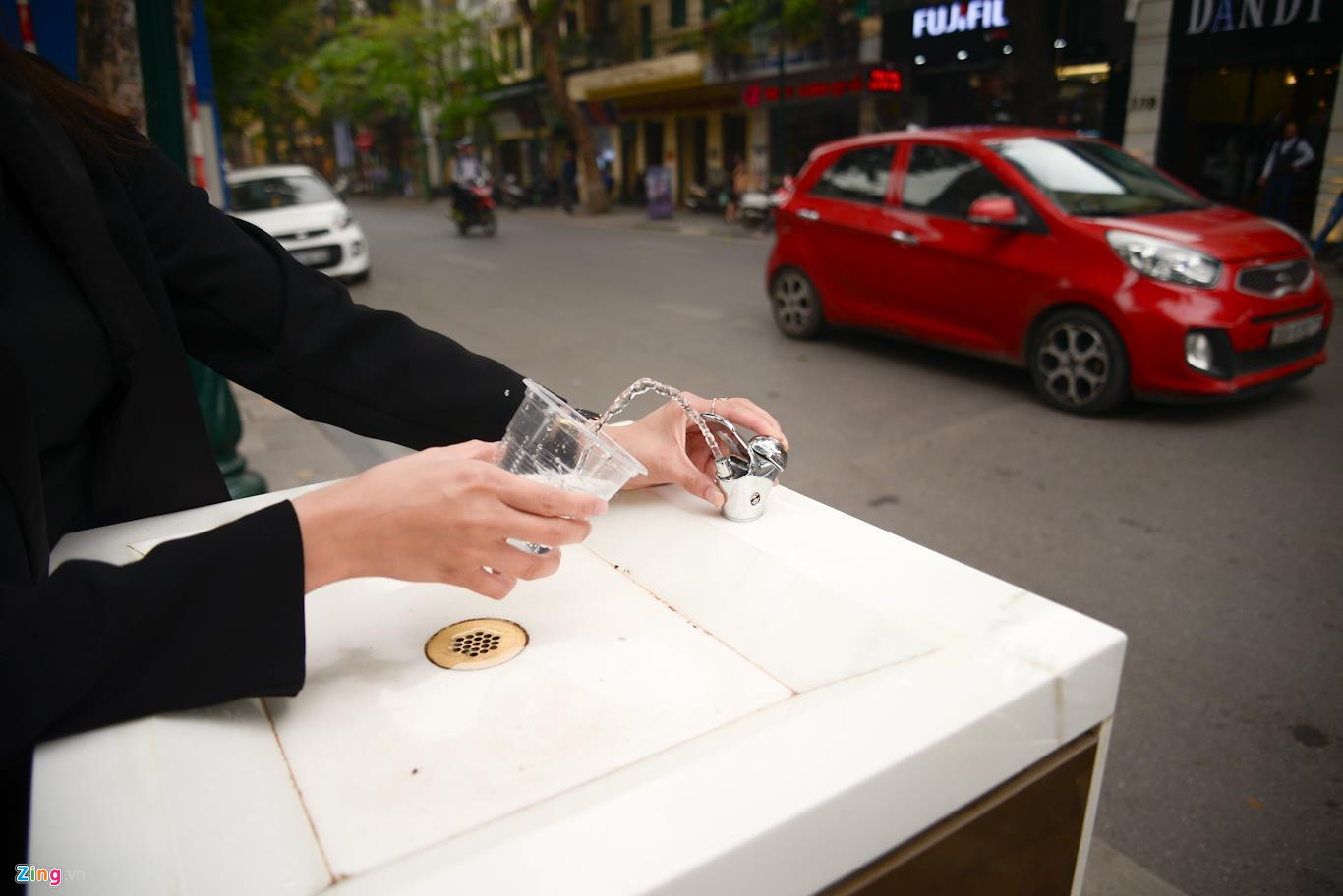 Hà Nội lắp vòi uống nước sạch miễn phí cho người dân, du khách