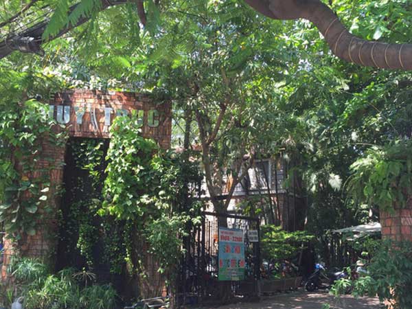 Giang hồ nổ súng hỗn chiến kinh hoàng ở quán cà phê lớn nhất Sài Gòn