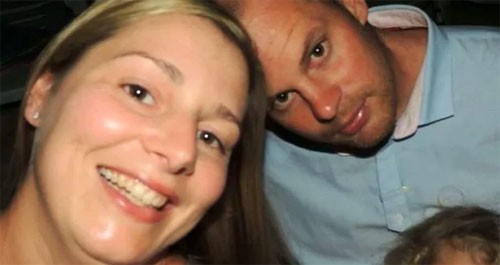 Ngồi uống nước dừa trên bãi biển Thái, nữ du khách bị pháo hoa rơi vào chân rồi phải trải qua những ngày tháng tăm tối nhất cuộc đời