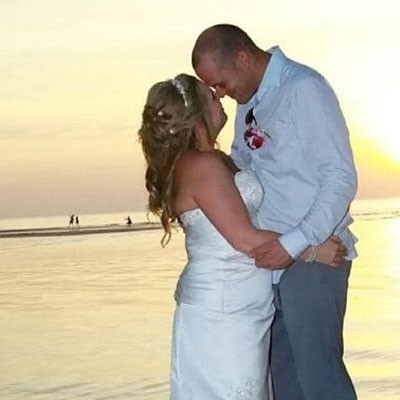 Ngồi uống nước dừa trên bãi biển Thái, nữ du khách bị pháo hoa rơi vào chân rồi phải trải qua những ngày tháng tăm tối nhất cuộc đời