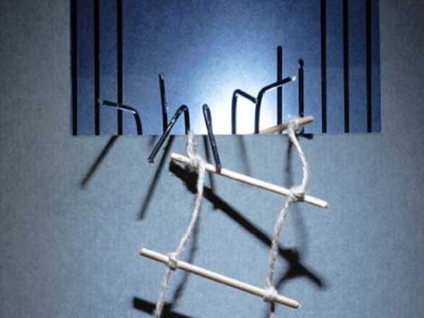 Bốn bị can cắt song sắt ô thông gió trốn khỏi nhà tạm giữ