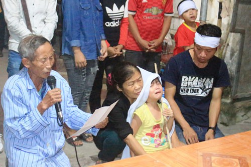 Tiếng khóc xé lòng của em bé đón thi thể mẹ trở về từ Thái Lan