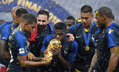 Báo châu Âu đưa tin Barca bán Umtiti cho Man Utd