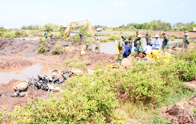 Phát hiện xác máy bay bị vùi trong ao tôm Phát hiện xác máy bay bị vùi trong ao tôm