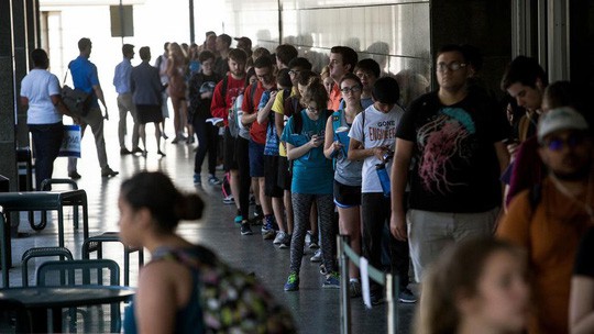 Nhà giàu nước Mỹ chạy trường cho con: Vị phụ huynh bí ẩn