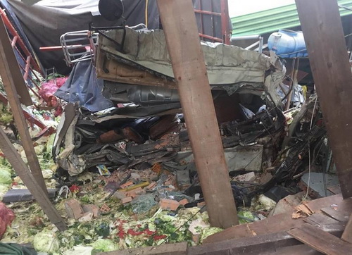 Xe tải tông sập hàng loạt nhà dân ở Đồng Nai, 2 người tử vong