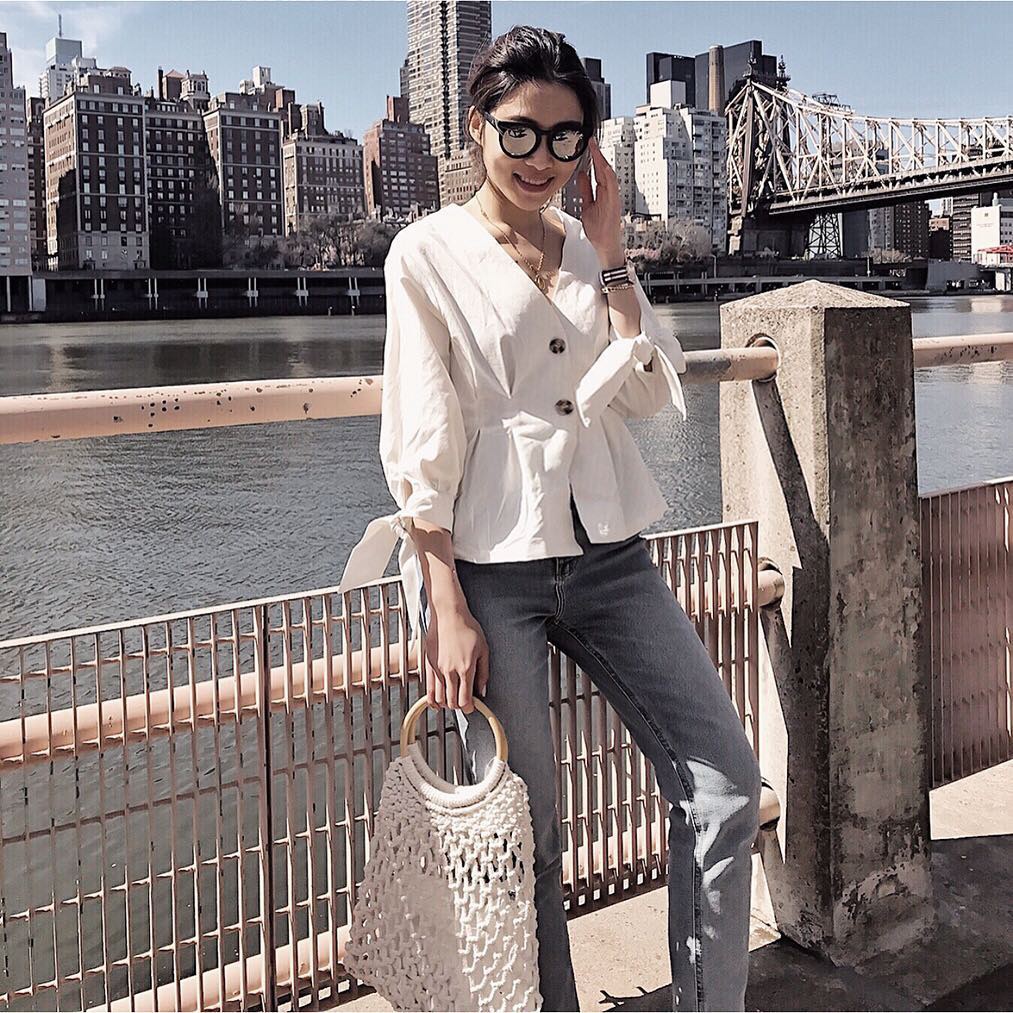 Giới thiệu đến nàng công sở mẫu áo blouse không chỉ thanh lịch mà còn giúp vóc dáng trông như gầy đi vài kilogram