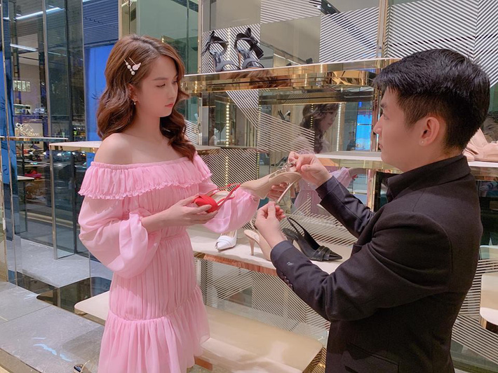 Diện màu hồng là auto xinh và trẻ, nhưng với bộ đồ này thì Ngọc Trinh lại… sai quá sai rồi!