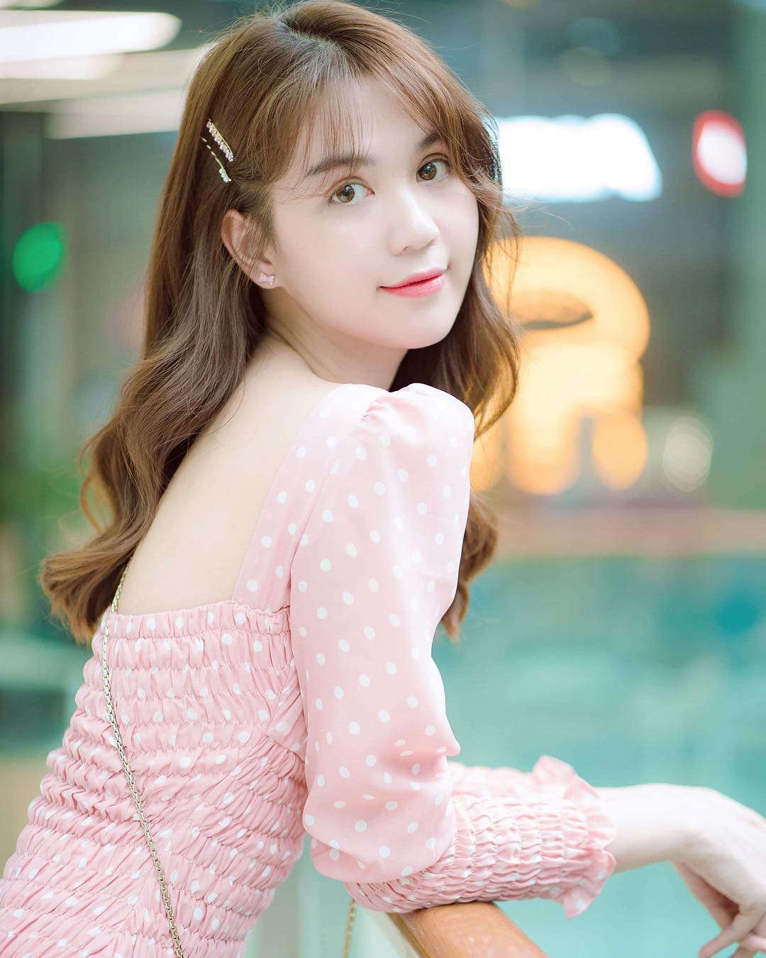 Diện màu hồng là auto xinh và trẻ, nhưng với bộ đồ này thì Ngọc Trinh lại… sai quá sai rồi! Diện màu hồng là auto xinh và trẻ, nhưng với bộ đồ này thì Ngọc Trinh lại… sai quá sai rồi!
