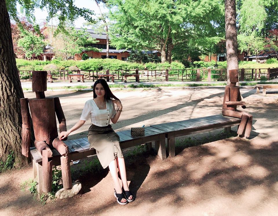 Các chị đừng có nghe xúi dại ở nhà làm bà hoàng sau lưng chồng nhé, ngôi thì cao thật mà dễ bị... phế!