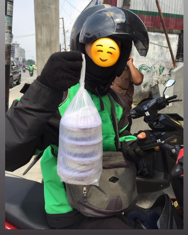 Nhắn tin dằn mặt nữ khách hàng rồi vứt đồ được giao vào bụi cây, anh chàng shipper bất ngờ được cộng đồng mạng ủng hộ vì...