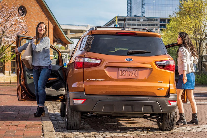 Tăng giá liên tục, hãng phải nhập xe mới cho có để bán xe cũ